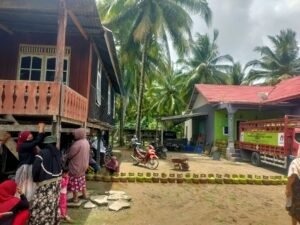 antrian panjang masyarakat sampaga