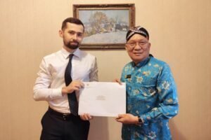 Foto: Pejabat Kedubes Rusia, Mr. Alexander Tumaykin (kiri) berdiskusi dengan Wilson Lalengke terkait seminar online internasional