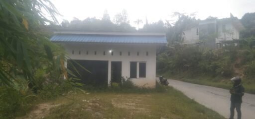 Kantor BUMDES Desa Tadisi yang sudah di tumbuhi rerumputan 