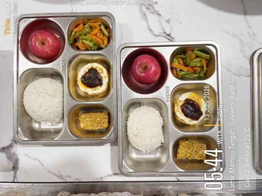 Menu yang disajikan pada hari itu terdiri dari nasi putih, telur ceplok, tempe goreng, tumis buncis wortel, serta buah apel. Kombinasi menu tersebut dirancang untuk memenuhi kebutuhan energi, protein, vitamin, dan mineral yang dibutuhkan oleh anak-anak dalam masa pertumbuhan.