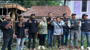 Mba MITHA dan Suami saat mendatangi posko pemenangannya di wilayah Sirampog Brebes selatan 