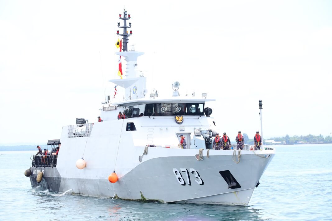 TNI AL Evakuasi Korban KM Putri Papua yang Tenggelam di Perairan Sorong TNI AL Evakuasi Korban KM Putri Papua yang Tenggelam di Perairan Sorong