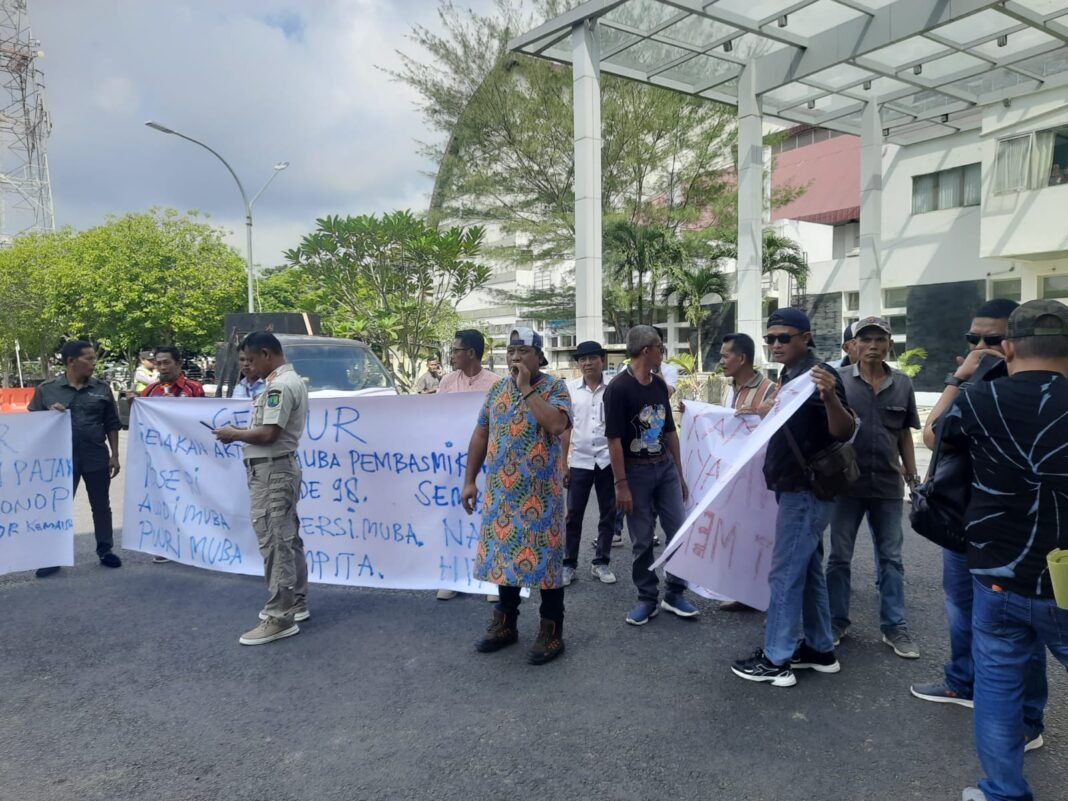 Massa Demo Pertanyakan Rp 11,5 Miliar Pajak Tak Disetor PT MEP,Kejari Muba Atensi Bakal Usut Tuntas Massa Demo Pertanyakan Rp 11,5 Miliar Pajak Tak Disetor PT MEP,Kejari Muba Atensi Bakal Usut Tuntas