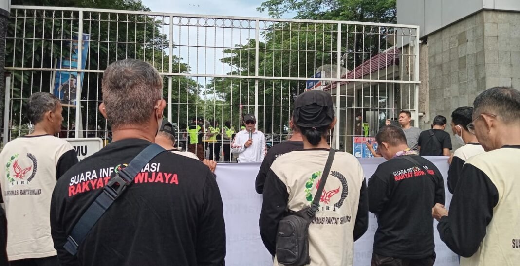 Massa SIRA Minta Kejati Sumsel Usut Tuntas Dugaan Korupsi Utang Obat RSUD Prabumulih Rp.18,5 Miliar Massa SIRA Minta Kejati Sumsel Usut Tuntas Dugaan Korupsi Utang Obat RSUD Prabumulih Rp.18,5 Miliar