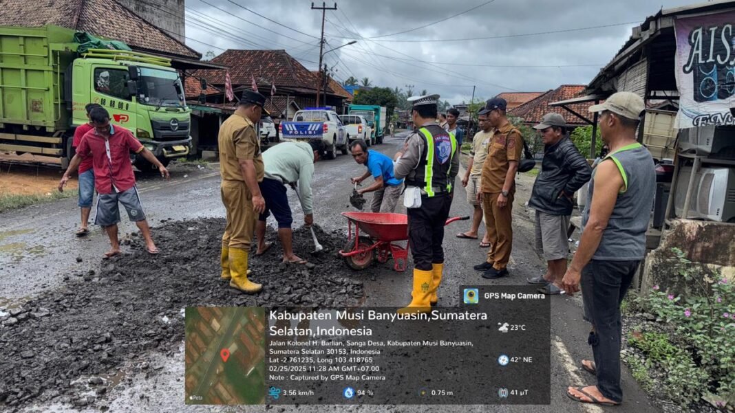 Cegah Kecelakaan, Polantas Muba Timbun Jalan Berlubang Bersama Masyarakat dan PT Astaka Dodol Cegah Kecelakaan, Polantas Muba Timbun Jalan Berlubang Bersama Masyarakat dan PT Astaka Dodol