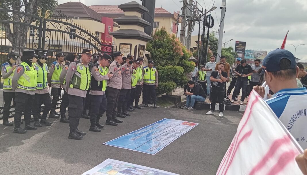 Massa Jakor Meminta Polda Sumatera Selatan Menangkap Dalang Pengendali Minyak Ilegal di Muba Massa Jakor Meminta Polda Sumatera Selatan Menangkap Dalang Pengendali Minyak Ilegal di Muba
