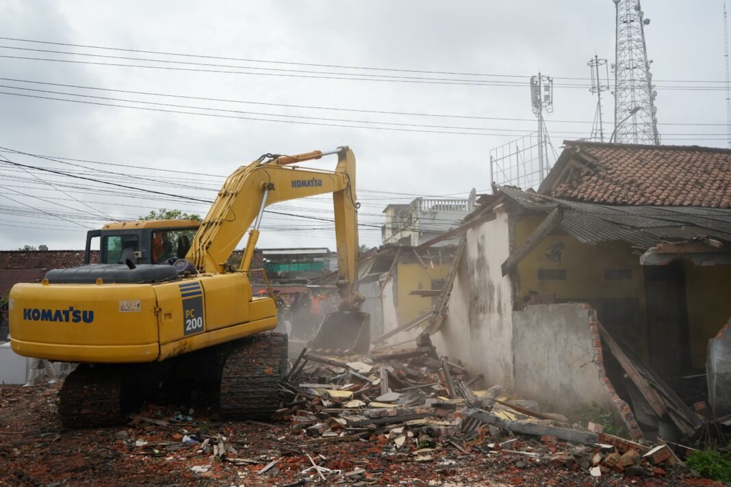 KAI Divre III Palembang Lakukan Penertiban Aset di Jalan Jenderal Sudirman Muara Enim KAI Divre III Palembang Lakukan Penertiban Aset di Jalan Jenderal Sudirman Muara Enim