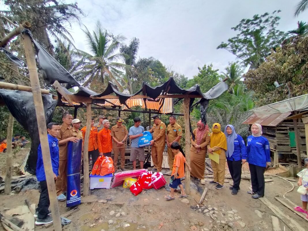 Pemkab Musi Banyuasin Salurkan Bantuan untuk Korban Kebakaran di Jirak Jaya Pemkab Musi Banyuasin Salurkan Bantuan untuk Korban Kebakaran di Jirak Jaya