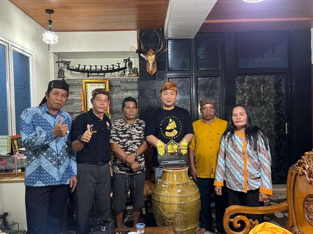 Pemberian Gelar Adat Bupati Ketapang. Pemberian Gelar Adat Bupati Ketapang.