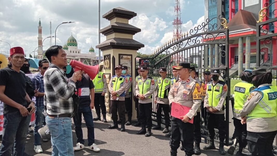 Massa POSE RI Minta Polda Sumsel Tindak Tegas Jual Beli BBM Dan CPO Ilegal di Sumsel Massa POSE RI Minta Polda Sumsel Tindak Tegas Jual Beli BBM Dan CPO Ilegal di Sumsel