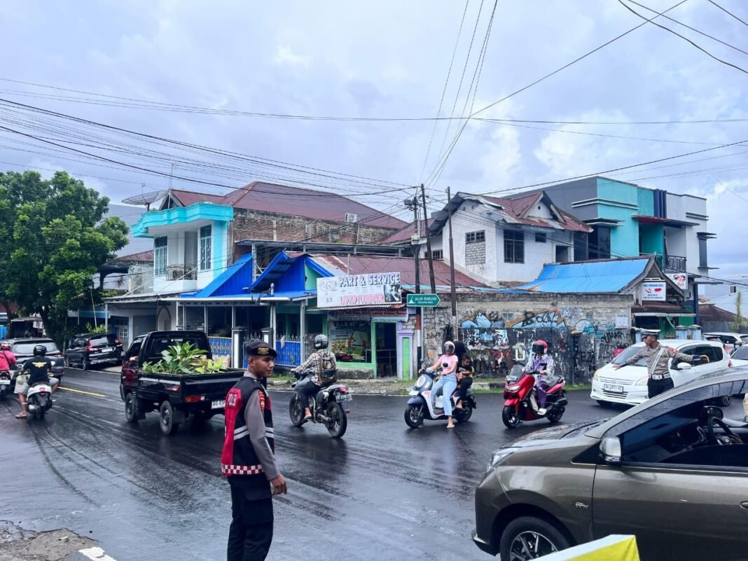 Berikan Pelayanan maksimal, Dit Samapta Polda Malut turun ke jln laksanakan pengaturan lalu lintas Berikan Pelayanan maksimal, Dit Samapta Polda Malut turun ke jln laksanakan pengaturan lalu lintas