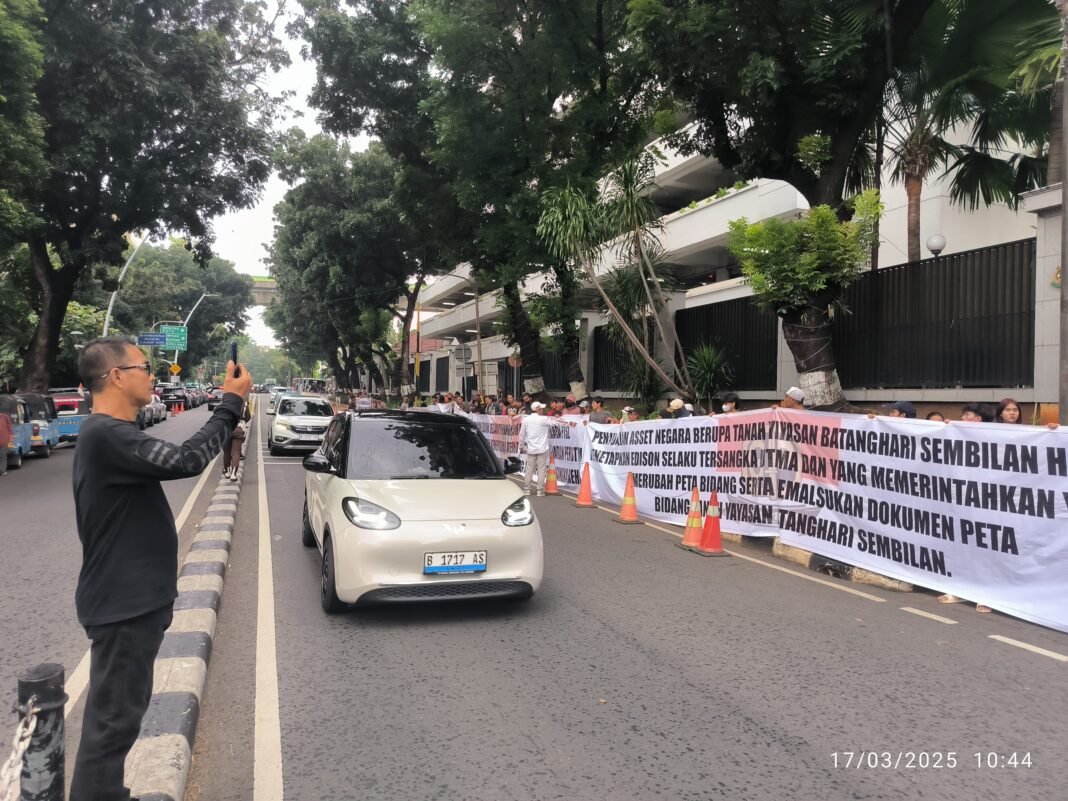Massa Aksi Kepung Kejagung RI Terkait Kasus Dugaan Tindak Pidana Korupsi PTSL tahun 2019 Massa Aksi Kepung Kejagung RI Terkait Kasus Dugaan Tindak Pidana Korupsi PTSL tahun 2019