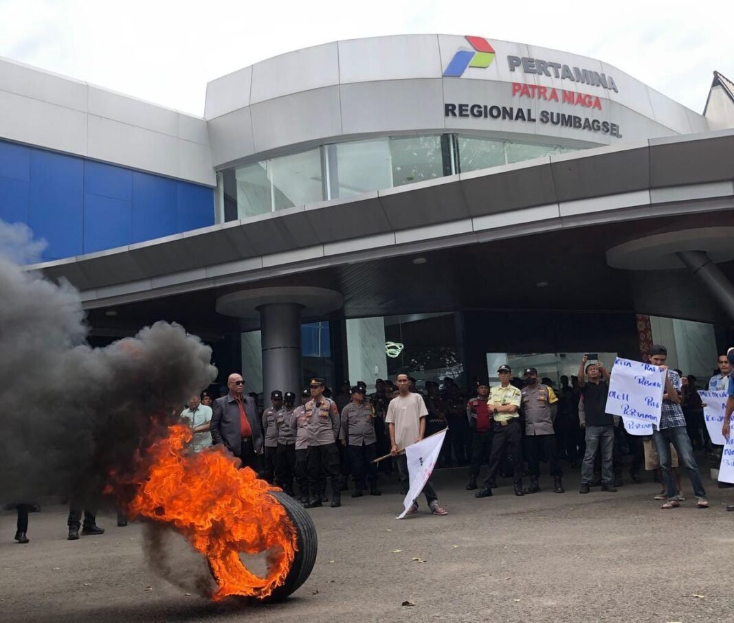 Demo Jilid 4, Massa SCW Bakar Ban di Kantor Pertamina Patra Niaga Regional Sumbagsel, Ada Apa ??? Demo Jilid 4, Massa SCW Bakar Ban di Kantor Pertamina Patra Niaga Regional Sumbagsel, Ada Apa ???