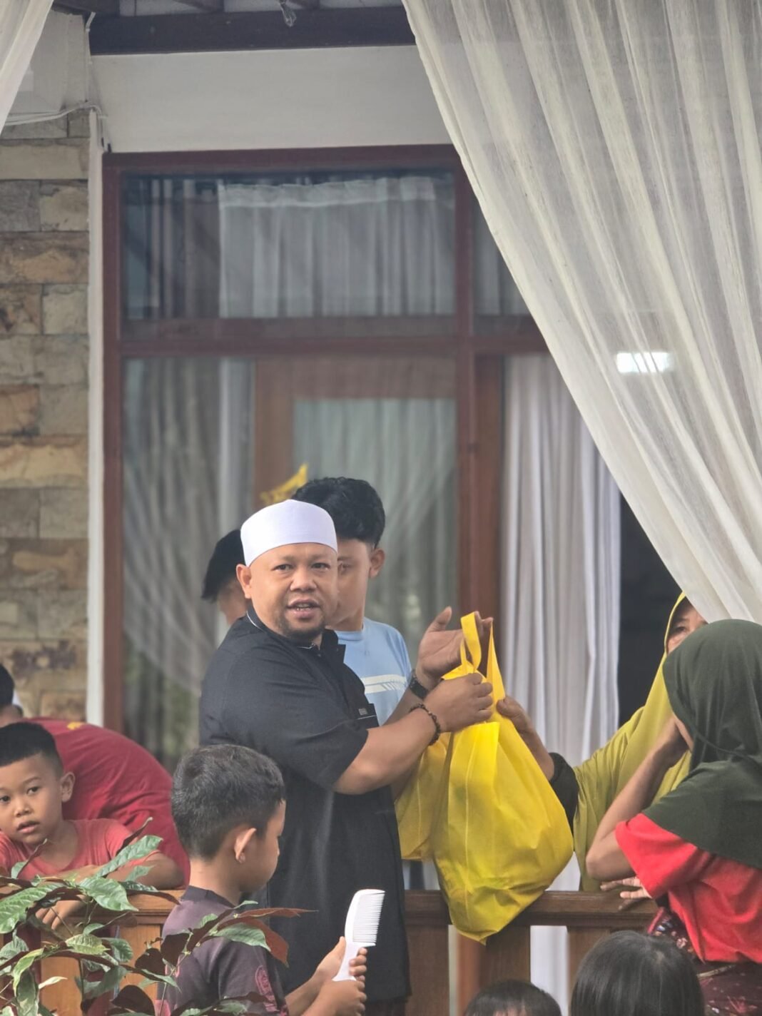 H.HAIKAL FIRDAUS.PENGUSAHA MUDA DERMAWAN BAGIKAN THR DI DI BEBERAPA DUSUN DI DESA TAMAN AYU H.HAIKAL FIRDAUS.PENGUSAHA MUDA DERMAWAN BAGIKAN THR DI DI BEBERAPA DUSUN DI DESA TAMAN AYU