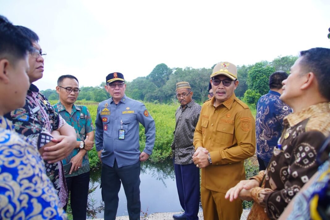 Wakil Bupati Muba Tinjau Saluran Air di Sekayu untuk Normalisasi dan Pencegahan Banjir Wakil Bupati Muba Tinjau Saluran Air di Sekayu untuk Normalisasi dan Pencegahan Banjir