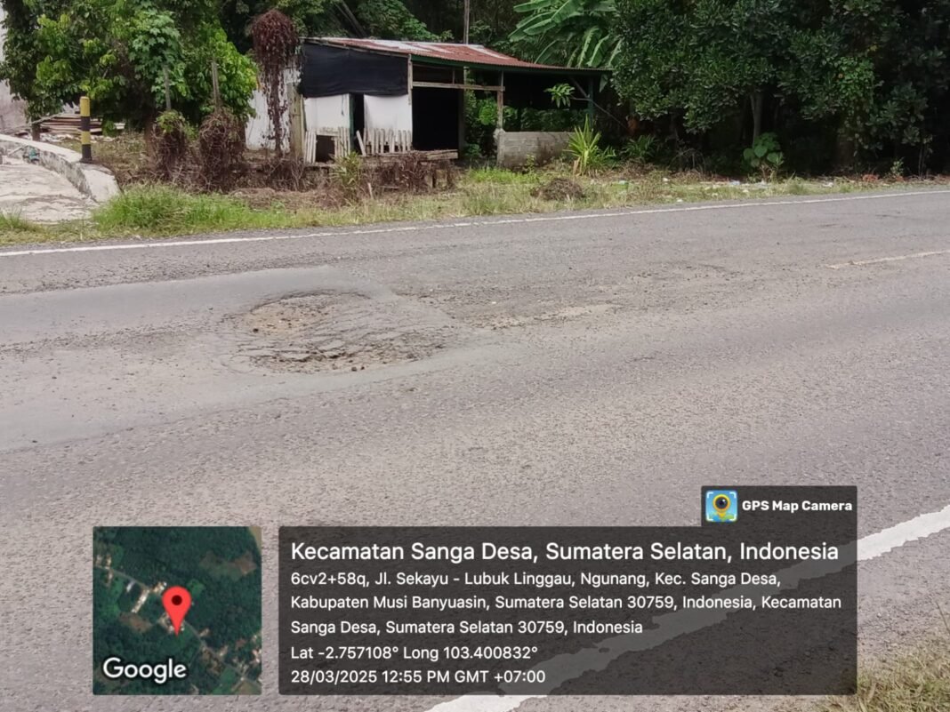 Jalan Lintas Sekayu – Lubuk Linggau Dipenuhi Lubang Jalan Lintas Sekayu – Lubuk Linggau Dipenuhi Lubang
