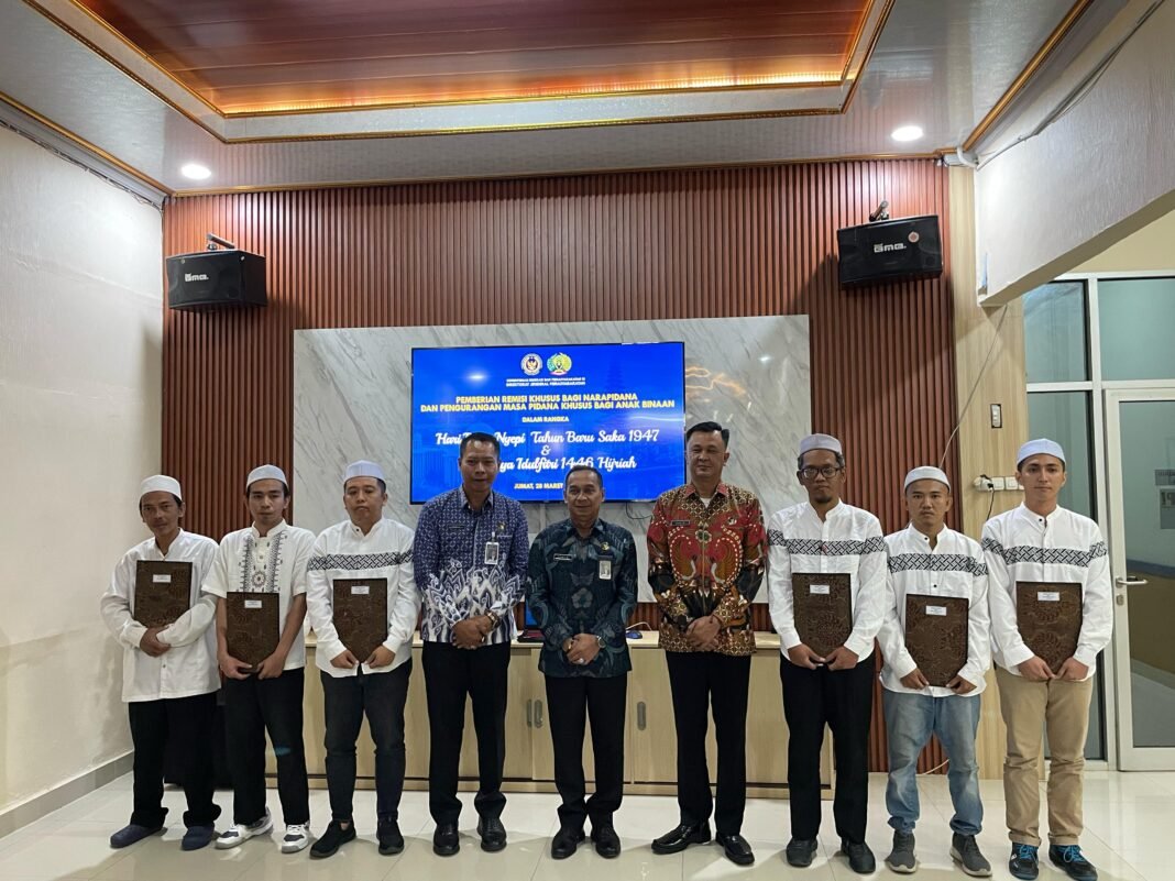 Pemberian Remisi Khusus dan Bantuan Sosial dalam Rangka Hari Raya Nyepi dan Idul Fitri Pemberian Remisi Khusus dan Bantuan Sosial dalam Rangka Hari Raya Nyepi dan Idul Fitri
