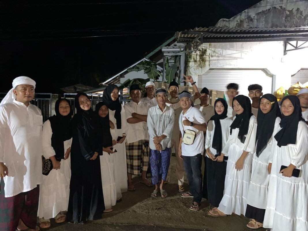 Antusiasme Remaja Musholla Al-Ikhlas Dusun Empol Utara dalam Pawai Takbiran Perdana Antusiasme Remaja Musholla Al-Ikhlas Dusun Empol Utara dalam Pawai Takbiran Perdana