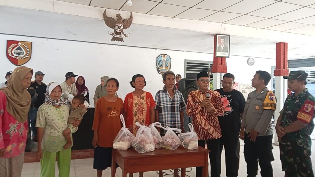 Kades Jombang Bagikan 50 Paket Sembako, Dengan Pakai Uang Pribadi Kades Jombang Bagikan 50 Paket Sembako, Dengan Pakai Uang Pribadi