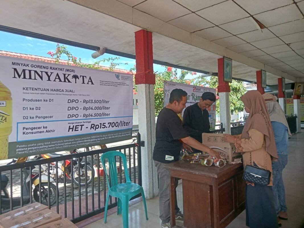 CV. Indo Grosir Adakan Pasar Murah, 1 Ton Minyak Goreng Ludes di Serbu Warga CV. Indo Grosir Adakan Pasar Murah, 1 Ton Minyak Goreng Ludes di Serbu Warga