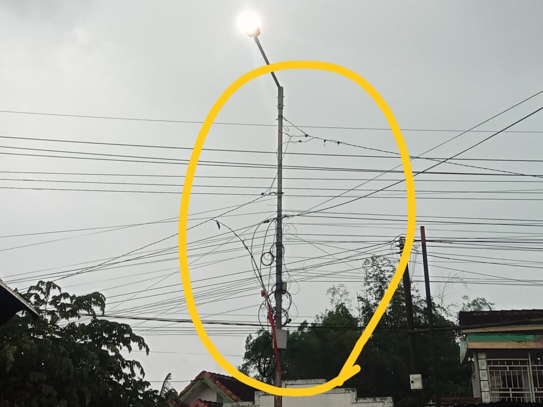 Semrawutnya Kabel Wifi Seolah Olah Ada Pembiaran Dari Pihak Terkait Semrawutnya Kabel Wifi Seolah Olah Ada Pembiaran Dari Pihak Terkait