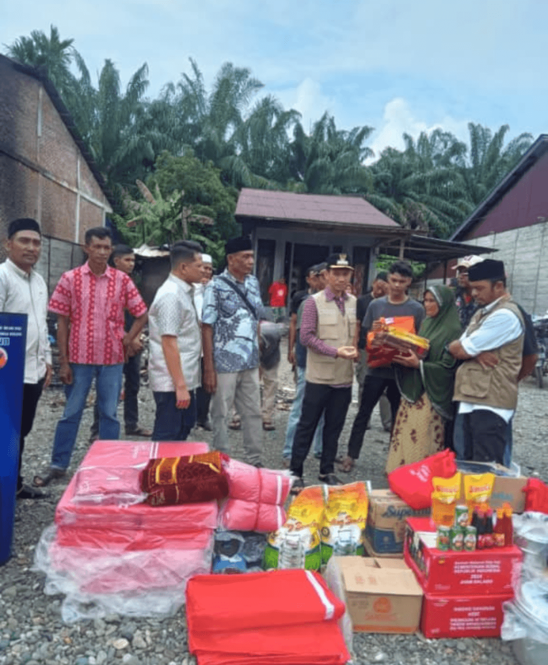 Respon Cepat Bupati Aceh Barat Tarmizi Bantu Korban Kebakaran di Padang Sikabu Respon Cepat Bupati Aceh Barat Tarmizi Bantu Korban Kebakaran di Padang Sikabu