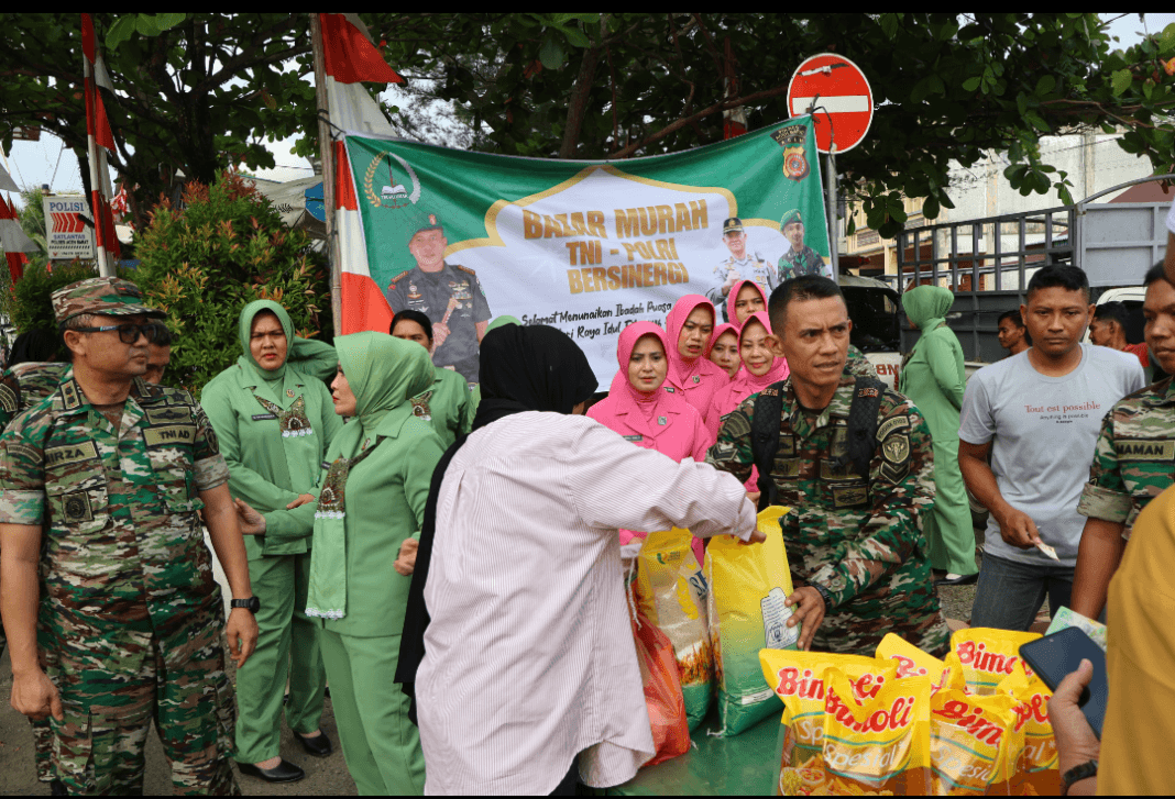 Sinergitas TNI-Polri dan Disperindagkop Aceh Barat Gelar Pasar Murah Jelang Lebaran Idul Fitri Sinergitas TNI-Polri dan Disperindagkop Aceh Barat Gelar Pasar Murah Jelang Lebaran Idul Fitri