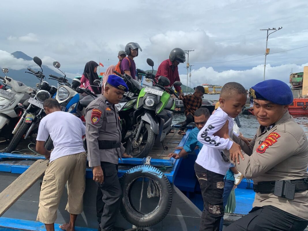 *Lonjakan Penumpang di Pelabuhan Bastiong, Polairud Polda Malut Perketat Pengamanan* *Lonjakan Penumpang di Pelabuhan Bastiong, Polairud Polda Malut Perketat Pengamanan*