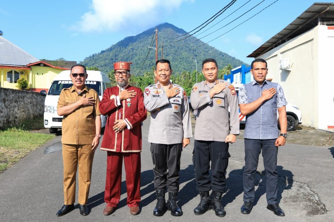 *Kunker ke Jailolo, Kapolda Malut Ajak Personel Syukuri Amanah dan Jaga Marwah Institusi* *Kunker ke Jailolo, Kapolda Malut Ajak Personel Syukuri Amanah dan Jaga Marwah Institusi*