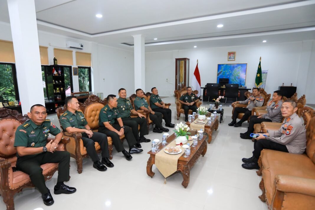 *Perkuat Sinergitas, Kapolda Maluku Utara Kunjungi Markas Korem 152/Babullah* *Perkuat Sinergitas, Kapolda Maluku Utara Kunjungi Markas Korem 152/Babullah*