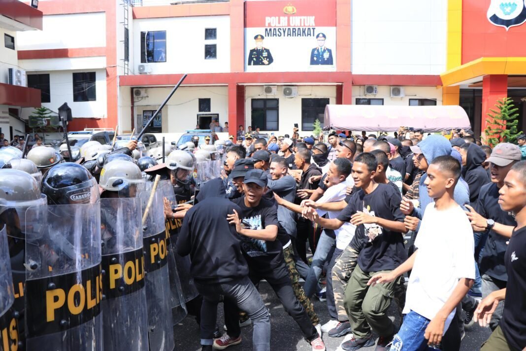 Polda Maluku Utara Gelar Simulasi Penanganan Unjuk Rasa Jelang May Day* Polda Maluku Utara Gelar Simulasi Penanganan Unjuk Rasa Jelang May Day*