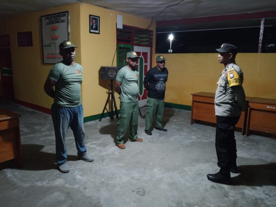 *Bhabinkamtibmas Lekosula Aipda Ismail Bahdi Gelar Patroli Malam, Ajak Warga Jaga Kamtibmas* *Bhabinkamtibmas Lekosula Aipda Ismail Bahdi Gelar Patroli Malam, Ajak Warga Jaga Kamtibmas*