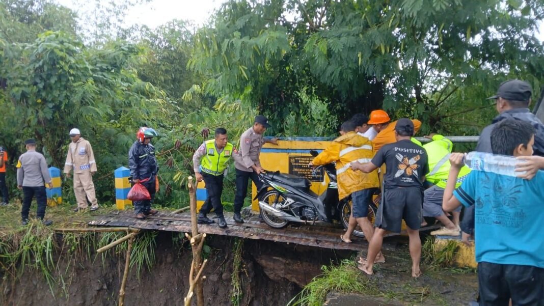 *Respon Cepat, Polisi Amankan Lokasi Jembatan Pasawane di Galela yang Putus Akibat Banjir* *Respon Cepat, Polisi Amankan Lokasi Jembatan Pasawane di Galela yang Putus Akibat Banjir*