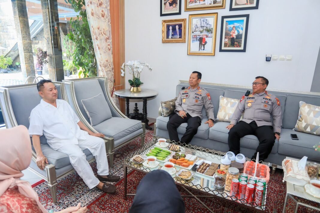 *Perkuat Sinergi, Kapolda Malut Sambangi Kediaman Ketua DPRD Provinsi Maluku Utara* *Perkuat Sinergi, Kapolda Malut Sambangi Kediaman Ketua DPRD Provinsi Maluku Utara*
