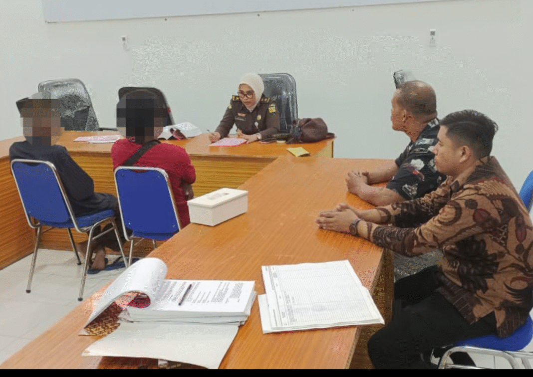 Polres Aceh Barat Serahkan Dua Tersangka Perampasan Tanah ke JPU Polres Aceh Barat Serahkan Dua Tersangka Perampasan Tanah ke JPU