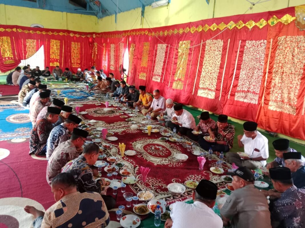 NAGARI SIGUNTUR HALAL BIHALAL Makan Bersama Peserta Halal Bihalal di Gedung Serba Gunan Nagari Siguntur
