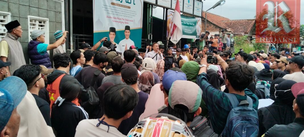 Menolak Eksekusi Lahan, Ribuan Warga Lakukan Aksi Damai di Depan Kantor Desa Tenjolaya Menolak Eksekusi Lahan, Ribuan Warga Lakukan Aksi Damai di Depan Kantor Desa Tenjolaya