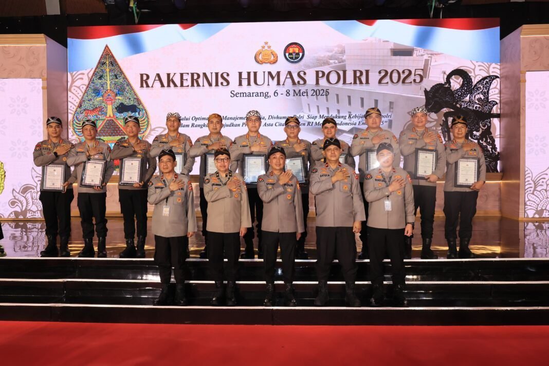 *Sabet Tiga Penghargaan, Bidhumas Polda Malut Cetak Sejarah Penerima Penghargaan Terbanyak Polri* *Sabet Tiga Penghargaan, Bidhumas Polda Malut Cetak Sejarah Penerima Penghargaan Terbanyak Polri*