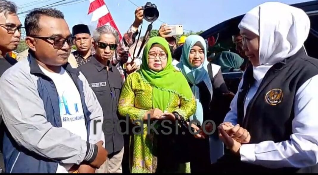 Viral! Vidio Gubernur Jawa Timur Khofifah Adu Argumen dengan Warga Saat Kunjungan ke Puger, Jember Viral! Vidio Gubernur Jawa Timur Khofifah Adu Argumen dengan Warga Saat Kunjungan ke Puger, Jember