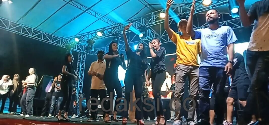 Lautan Manusia di Dira Park! Battle Sound Horeg TMA vs Brewog Guncang Jember Tanpa Ampun Lautan Manusia di Dira Park! Battle Sound Horeg TMA vs Brewog Guncang Jember Tanpa Ampun