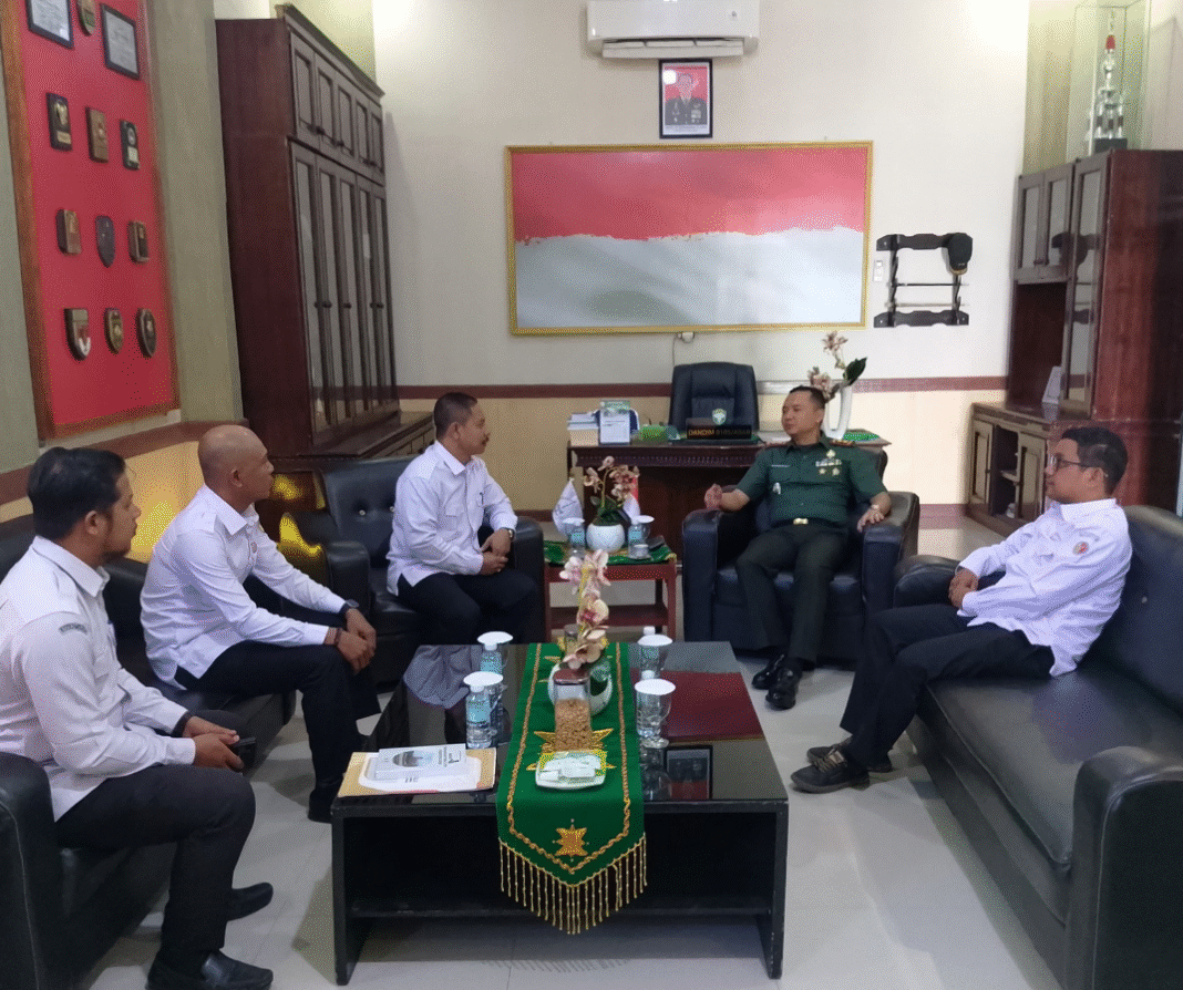 Dandim 0105/Abar di Hadiahi Buku Memori Pengawasan Pemilu 2024 Oleh Ketua Bawaslu Aceh Barat Dandim 0105/Abar di Hadiahi Buku Memori Pengawasan Pemilu 2024 Oleh Ketua Bawaslu Aceh Barat