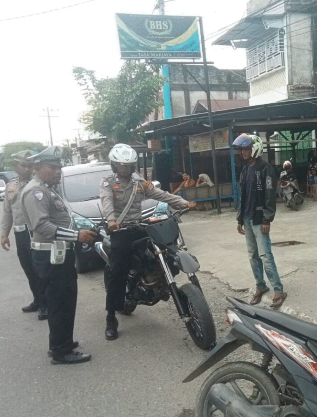 Satlantas Polres Aceh Barat Laksanakan Kegiatan Razia Rutin Dalam Rangka Mencegah Laka Lantas Satlantas Polres Aceh Barat Laksanakan Kegiatan Razia Rutin Dalam Rangka Mencegah Laka Lantas