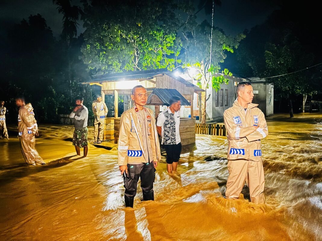 *Polres Halmahera Selatan Evakuasi Warga Terdampak Banjir di Amasing Kali* *Polres Halmahera Selatan Evakuasi Warga Terdampak Banjir di Amasing Kali*