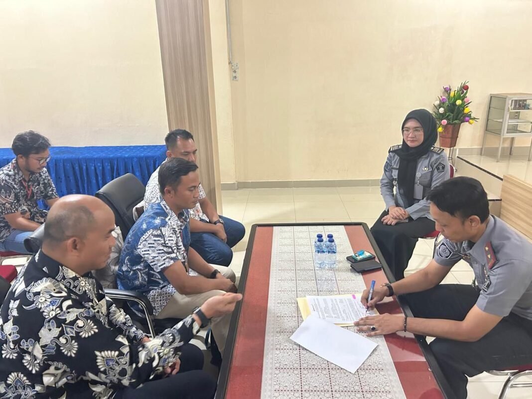 Serah Terima Lapangan Tenis Indor Rutan Kelas I Palembang dari Pihak PT Bukit Asam (BA). Serah Terima Lapangan Tenis Indor Rutan Kelas I Palembang dari Pihak PT Bukit Asam (BA).