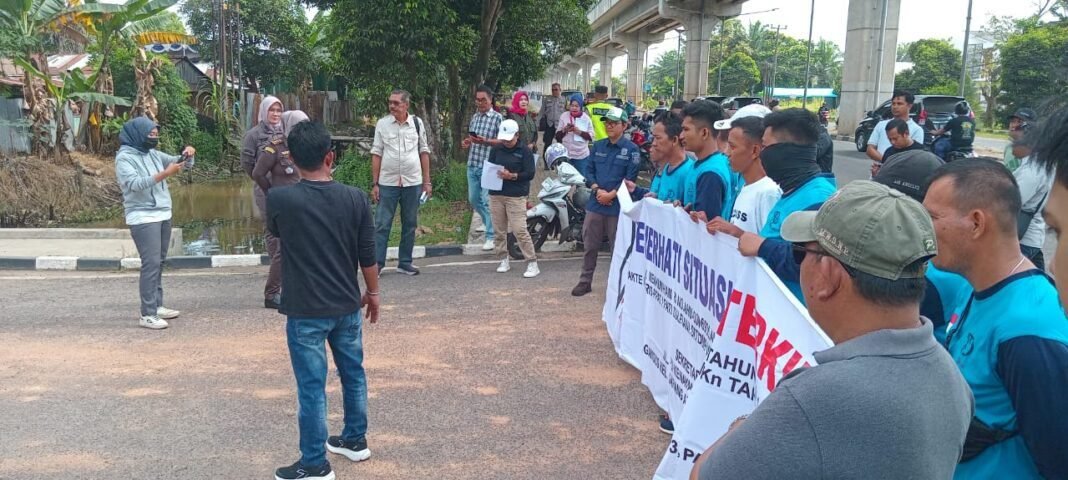 Massa PST Minta Kejati Sumsel Tetapkan Aktor Intelektual Kasus Korupsi Dana Hibah PMI OI Massa PST Minta Kejati Sumsel Tetapkan Aktor Intelektual Kasus Korupsi Dana Hibah PMI OI