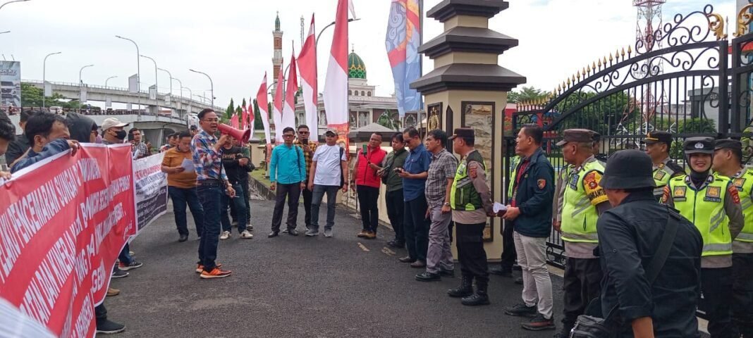 POSE RI Gelar Aksi Besar di Mapolda Sumsel, Tuntut Penindakan Mafia Minyak Ilegal di Bayung Lencir POSE RI Gelar Aksi Besar di Mapolda Sumsel, Tuntut Penindakan Mafia Minyak Ilegal di Bayung Lencir
