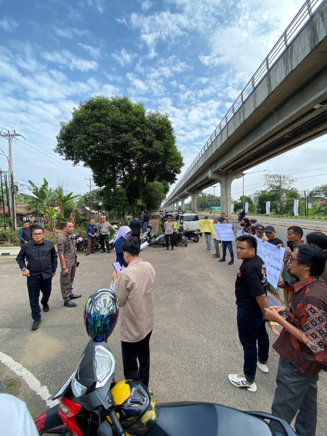Usut Tuntas Dugaan Korupsi di Kecamatan Lalan Muba, CACA Sumsel Gelar Aksi di Kejati Sumsel Usut Tuntas Dugaan Korupsi di Kecamatan Lalan Muba, CACA Sumsel Gelar Aksi di Kejati Sumsel
