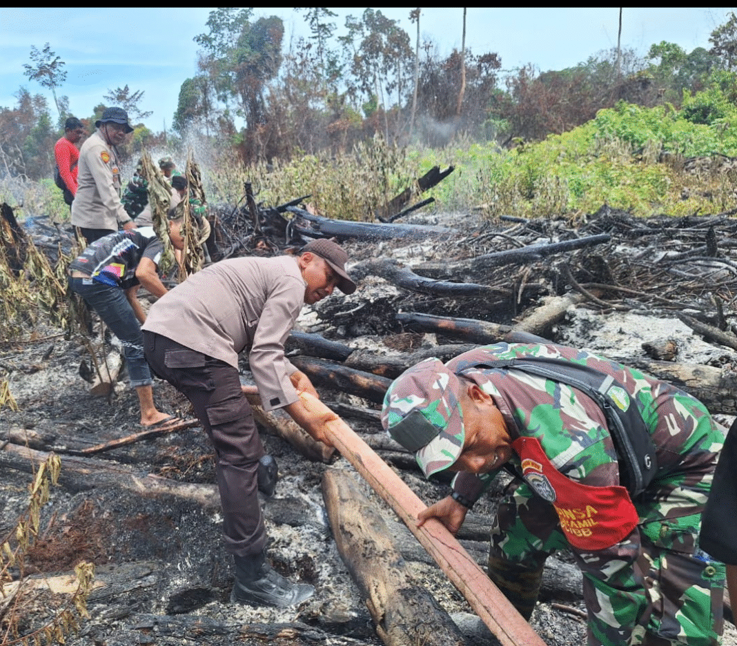 Polsek Bubon Dan TNI Padamkan Titik Api di Kuala Pling Aceh Barat Polsek Bubon Dan TNI Padamkan Titik Api di Kuala Pling Aceh Barat