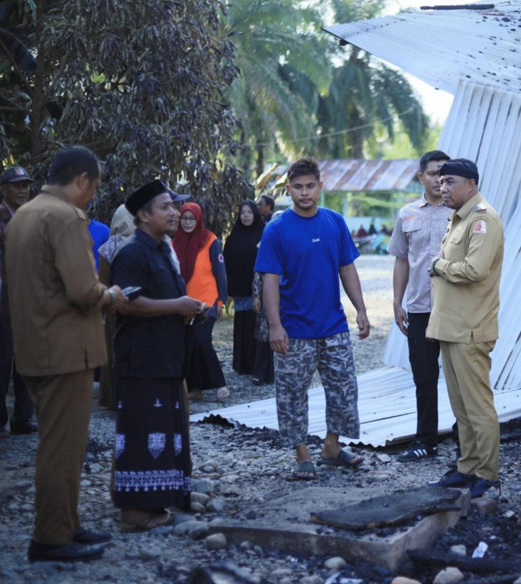 Wabup Nagan Raya Respon Cepat Kunjungi Dan Berikan Bantuan Kepada Korban Kebakaran di Darul Makmur Wabup Nagan Raya Respon Cepat Kunjungi Dan Berikan Bantuan Kepada Korban Kebakaran di Darul Makmur