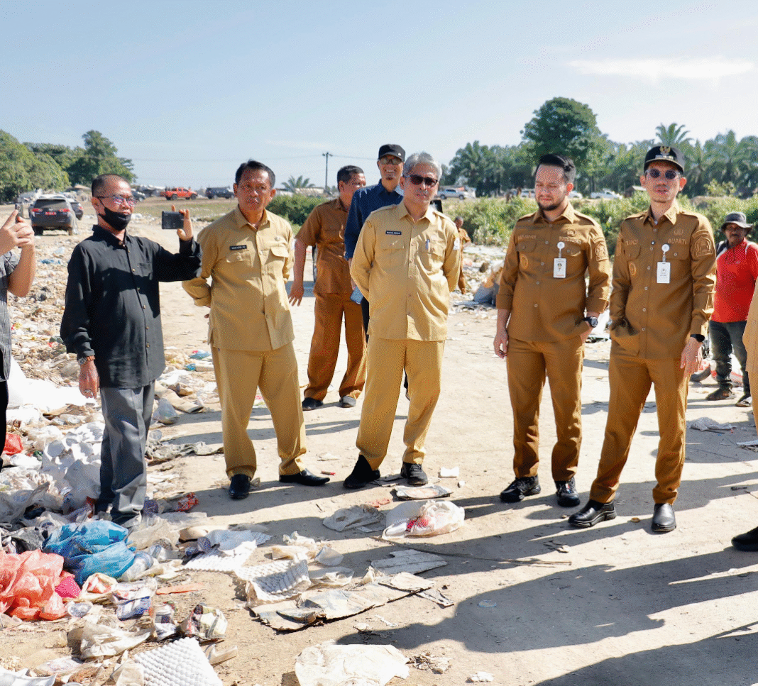 Bupati Tarmizi Tinjau Tempat Pembuangan Akhir ( TPA) di Gunong Mata Ie Kecamatan Meureubo Bupati Tarmizi Tinjau Tempat Pembuangan Akhir ( TPA) di Gunong Mata Ie Kecamatan Meureubo